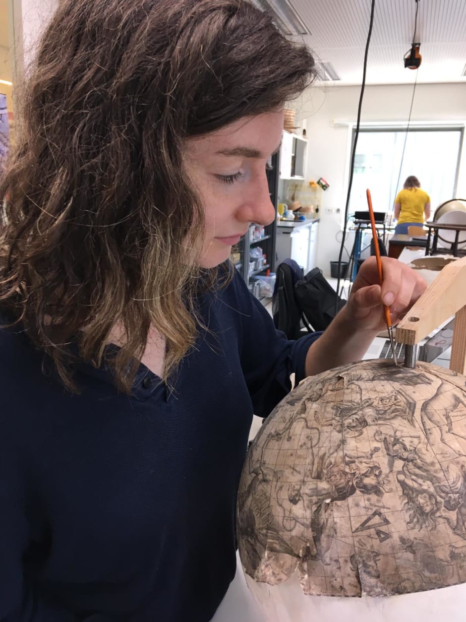 Santje Pander met de hemelglobe